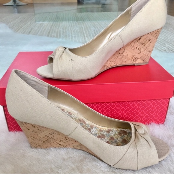 NEVER WORN • Tan peep-toe wedges • Size 10 - Picture 3 of 6